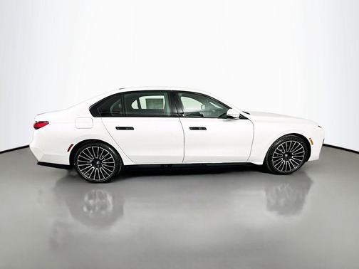 2026 BMW 750e i xDrive