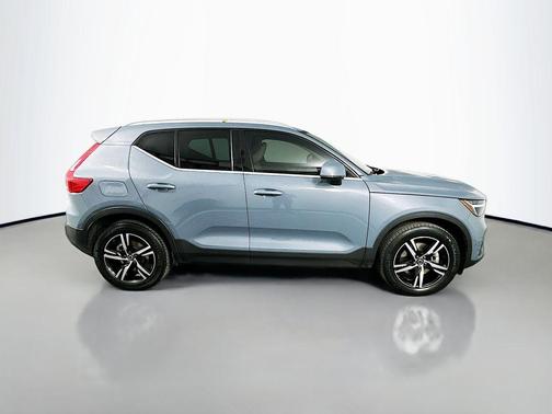 2023 Volvo XC40 B5 Plus Bright Theme