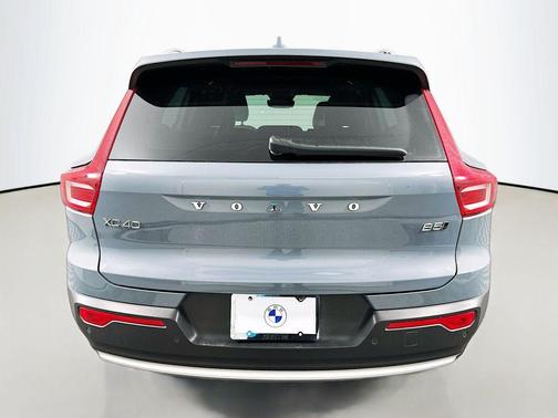 2023 Volvo XC40 B5 Plus Bright Theme