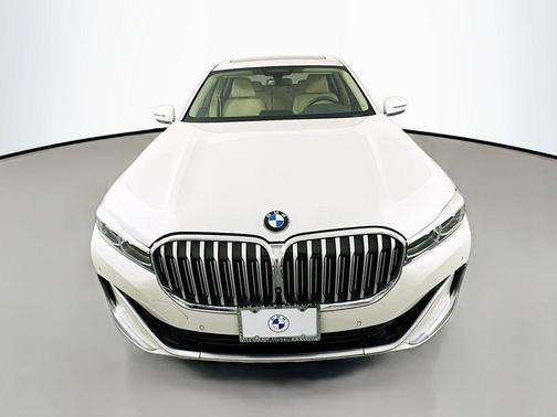 2022 BMW 740 i