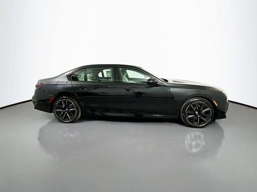 2025 BMW 740 i