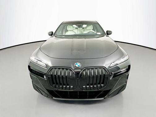 2025 BMW 740 i