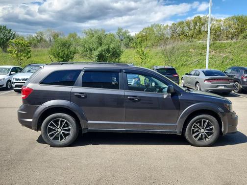 Granite Pearlcoat 2017 Dodge Journey SE
