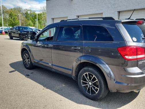 Granite Pearlcoat 2017 Dodge Journey SE