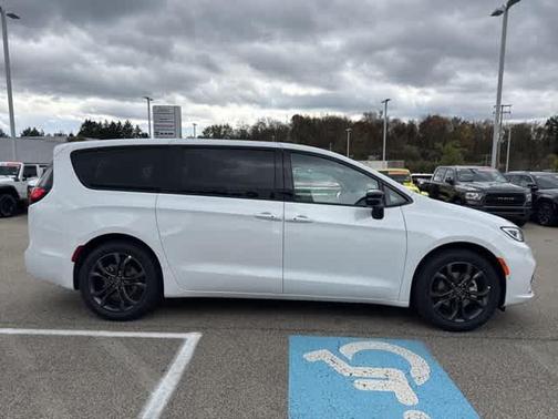 2026 Chrysler Pacifica Select