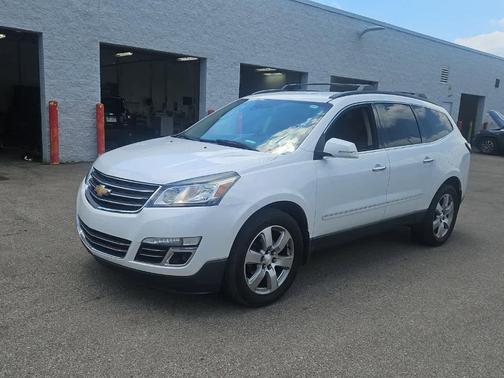 Iridescent Pearl Tricoat 2017 Chevrolet Traverse Premier