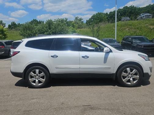 Iridescent Pearl Tricoat 2017 Chevrolet Traverse Premier