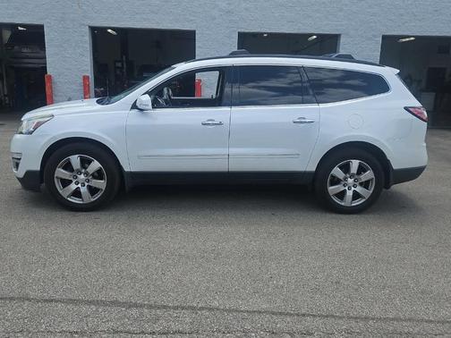 Iridescent Pearl Tricoat 2017 Chevrolet Traverse Premier