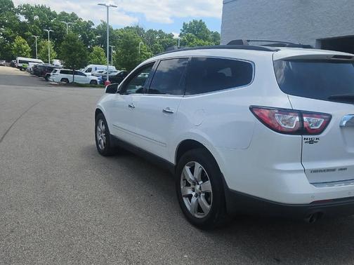 Iridescent Pearl Tricoat 2017 Chevrolet Traverse Premier