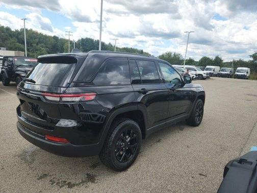 2025 Jeep Grand Cherokee Laredo