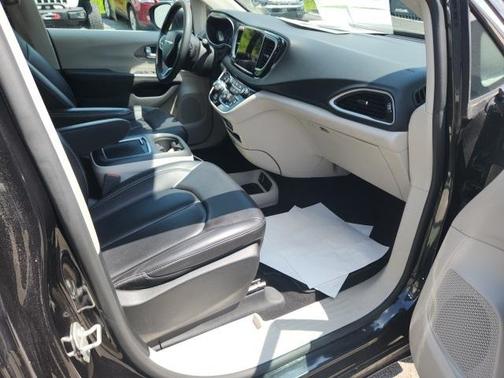 2023 Chrysler Pacifica Touring-L