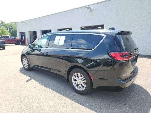 2023 Chrysler Pacifica Touring-L