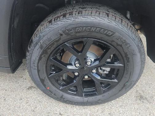 Silver Zynith 2026 Jeep Grand Cherokee Laredo
