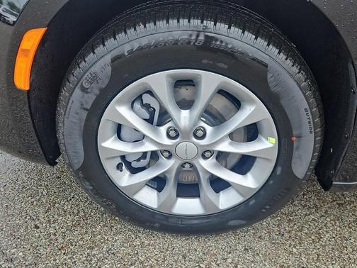 Diamond Black 2027 Chrysler Pacifica SELECT