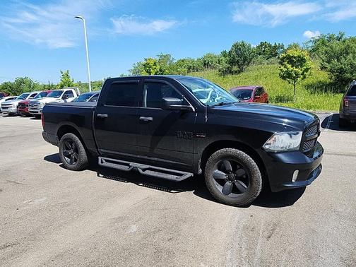 Brilliant Black Crystal Pearlcoat 2016 RAM 1500 Tradesman