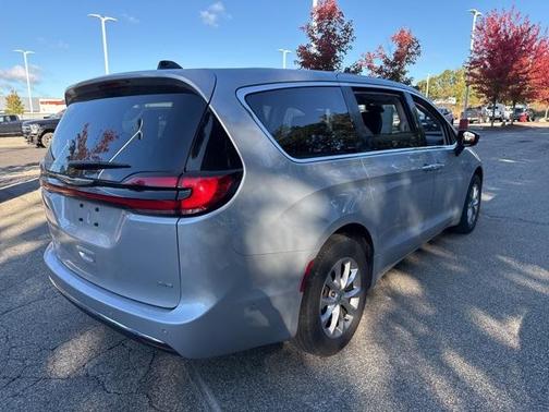 2024 Chrysler Pacifica Touring-L