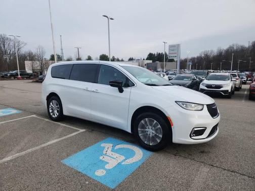 Bright White Clearcoat 2026 Chrysler Pacifica Select