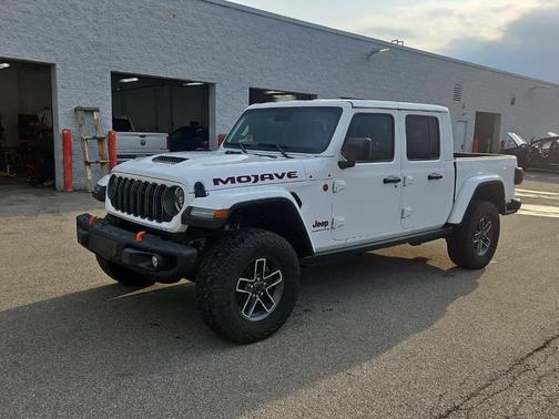 Bright White Clearcoat 2024 Jeep Gladiator Mojave X
