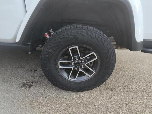 Bright White Clearcoat 2024 Jeep Gladiator Mojave X