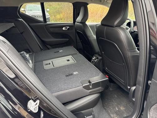 2024 Volvo XC40 B5 Plus Dark Theme