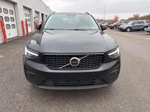 2024 Volvo XC40 B5 Plus Dark Theme