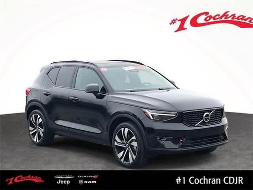 2024 Volvo XC40 B5 Plus Dark Theme