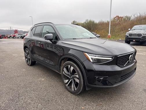 2024 Volvo XC40 B5 Plus Dark Theme