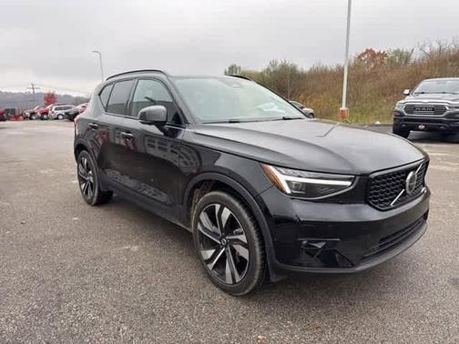 2024 Volvo XC40 B5 Plus Dark Theme