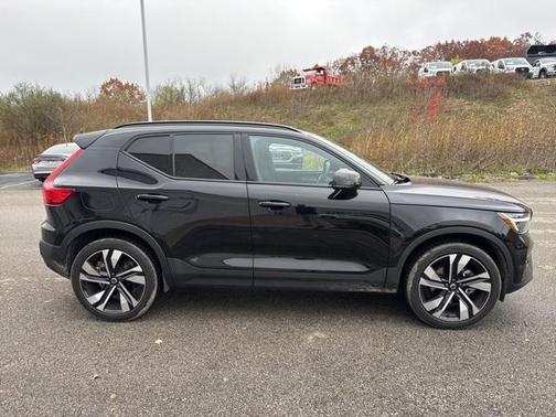 2024 Volvo XC40 B5 Plus Dark Theme