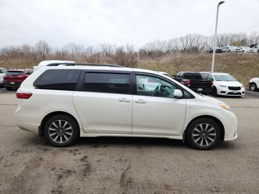2020 Toyota Sienna XLE