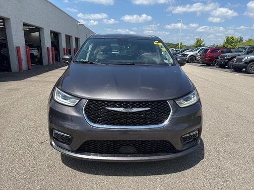 2023 Chrysler Pacifica Touring-L