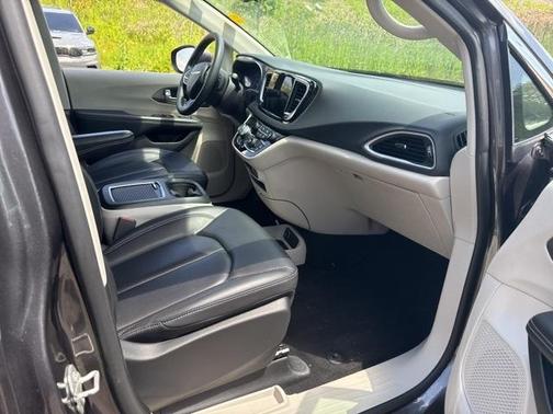 2023 Chrysler Pacifica Touring-L