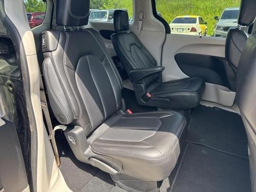 2023 Chrysler Pacifica Touring-L