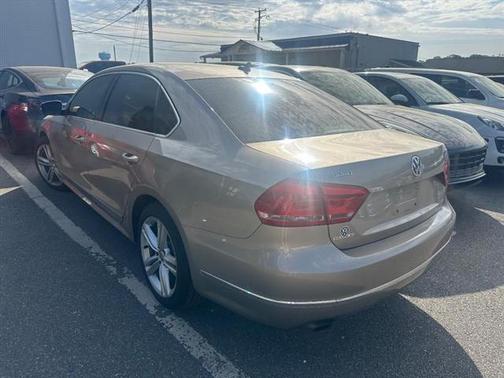 2015 Volkswagen Passat 1.8T Auto SE w/Sunroof & Nav