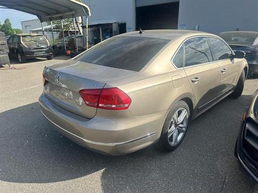 2015 Volkswagen Passat 1.8T Auto SE w/Sunroof & Nav