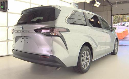 2025 Toyota Sienna LE