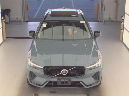 2023 Volvo XC60 Plus Dark Theme