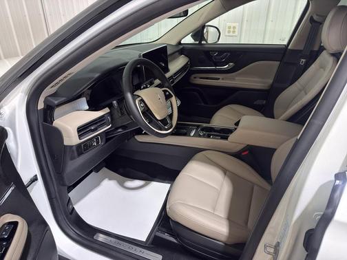 Pristine White Metallic Tri-Coat 2026 Lincoln Corsair Premiere