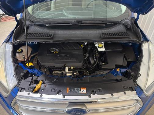 Lightning Blue Metallic 2017 Ford Escape SE