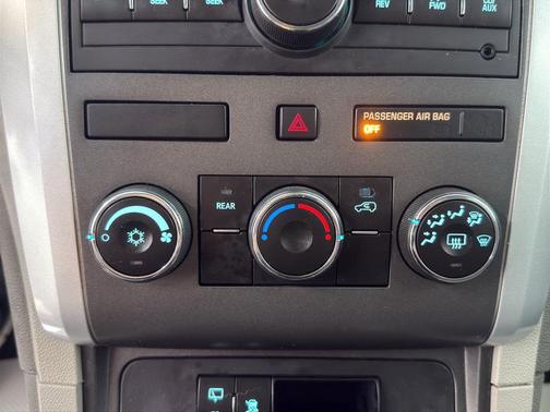 Silver Ice Metallic 2011 Chevrolet Traverse LS
