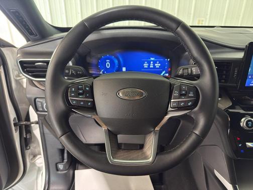 Star White Metallic Tri-Coat 2023 Ford Explorer Platinum