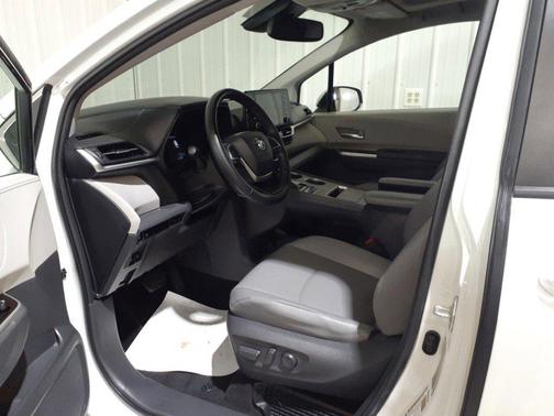 2021 Toyota Sienna XLE 8 Passenger