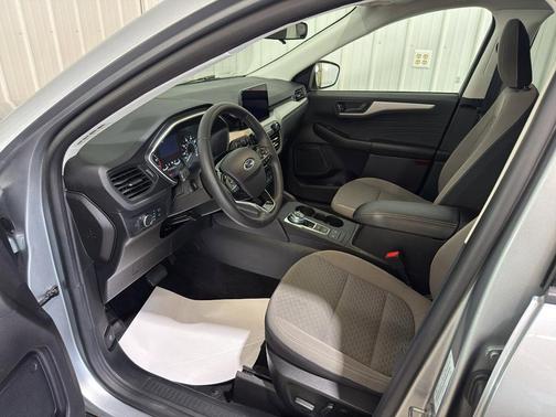 Iconic Silver Metallic 2022 Ford Escape SE