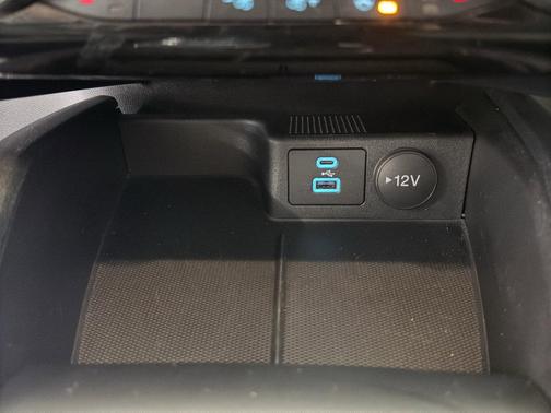 Iconic Silver Metallic 2022 Ford Escape SE