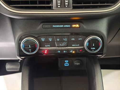 Iconic Silver Metallic 2022 Ford Escape SE