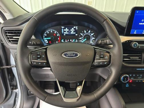 Iconic Silver Metallic 2022 Ford Escape SE