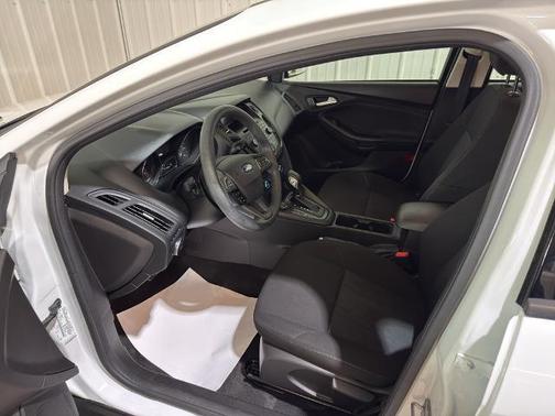 Oxford White 2017 Ford Focus SE