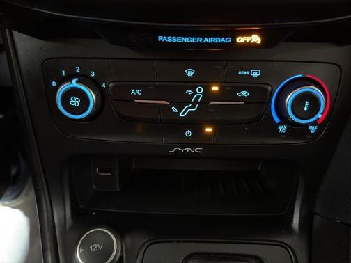 Oxford White 2017 Ford Focus SE