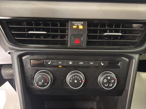 Platinum Gray Metallic 2022 Volkswagen Taos 1.5T SE