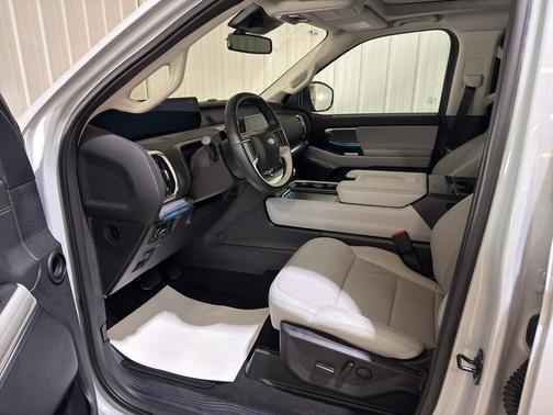 Space Silver Metallic 2025 Ford Expedition Platinum